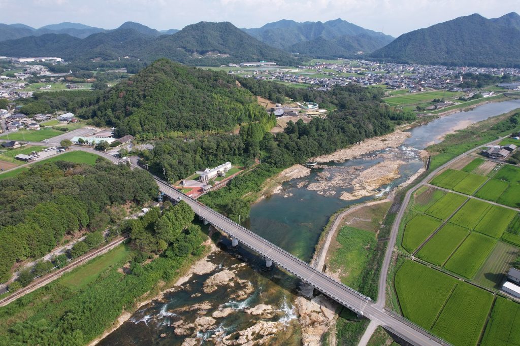 「日本のへそ」と呼ばれる西脇市。日本列島の中心にあたる、東経135度、北緯35度が交差する位置にある。市の中央部には加古川が流れる（画像提供：西脇市）
